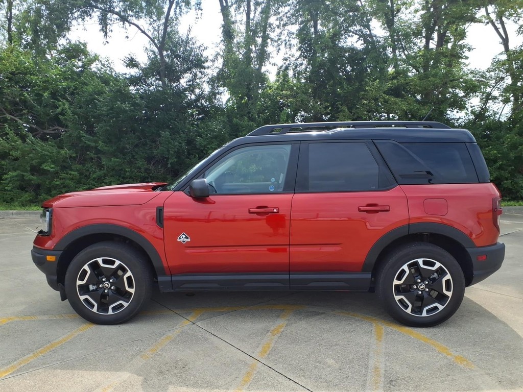Ford Bronco Sport Vehicle Full-screen Gallery Image 2