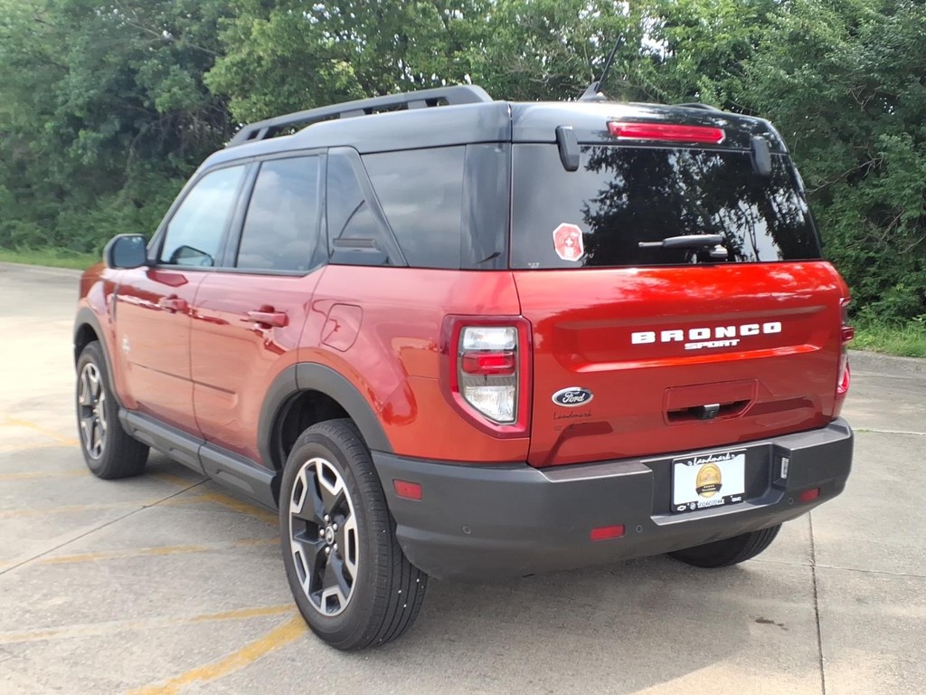 Ford Bronco Sport Vehicle Full-screen Gallery Image 3