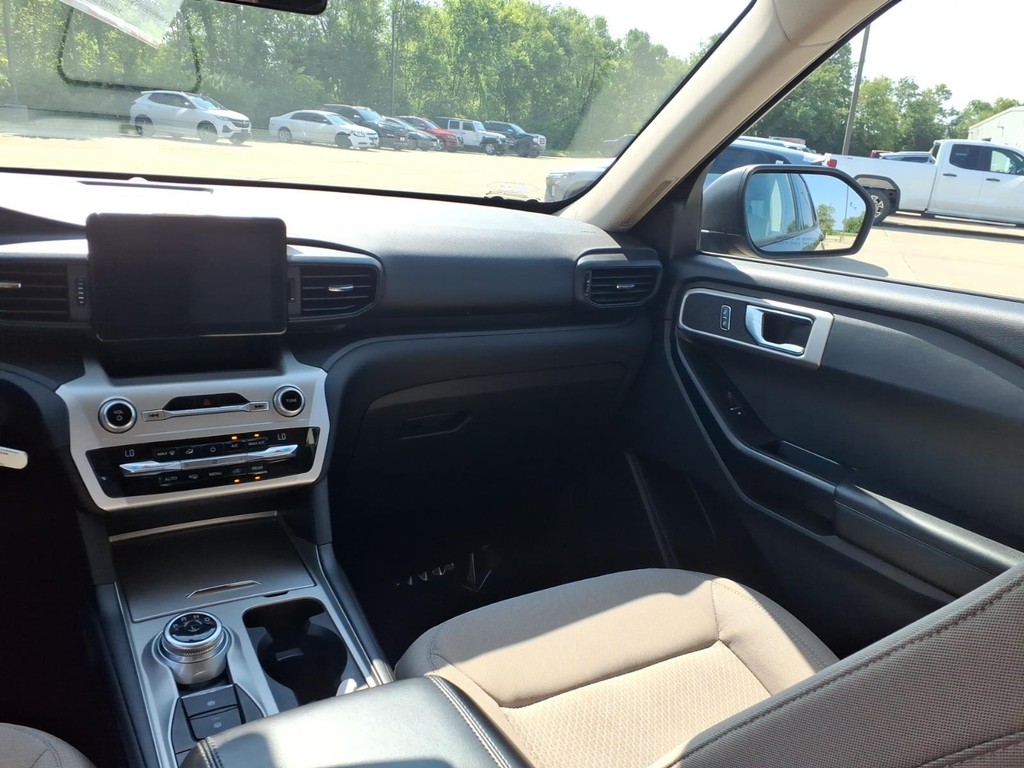 Ford Explorer Vehicle Full-screen Gallery Image 8