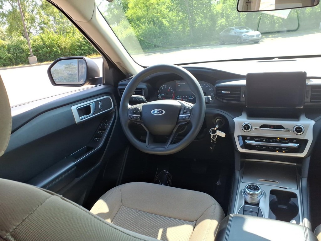 Ford Explorer Vehicle Full-screen Gallery Image 9