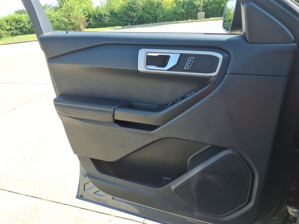 Ford Explorer Vehicle Full-screen Gallery Image 19