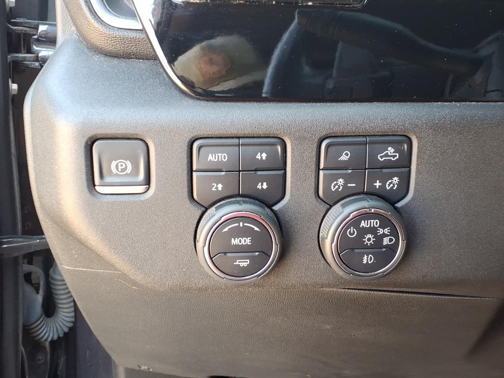 Chevrolet Silverado 1500 Vehicle Full-screen Gallery Image 18