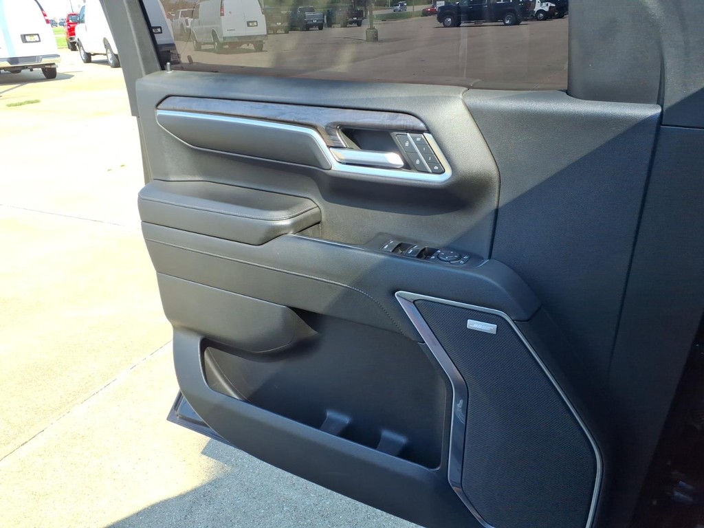 Chevrolet Silverado 1500 Vehicle Full-screen Gallery Image 19