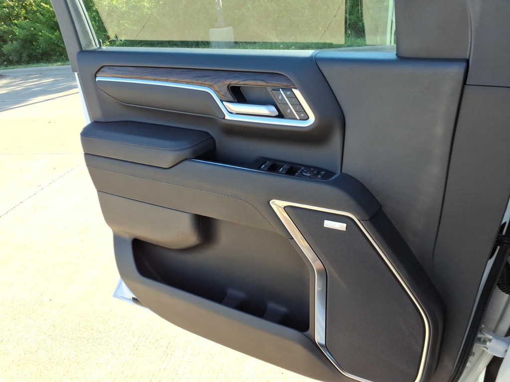 GMC Sierra 2500HD Vehicle Full-screen Gallery Image 15