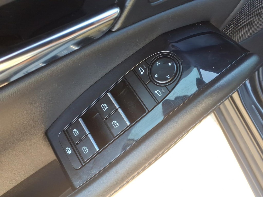 Mazda CX-30 Vehicle Full-screen Gallery Image 17