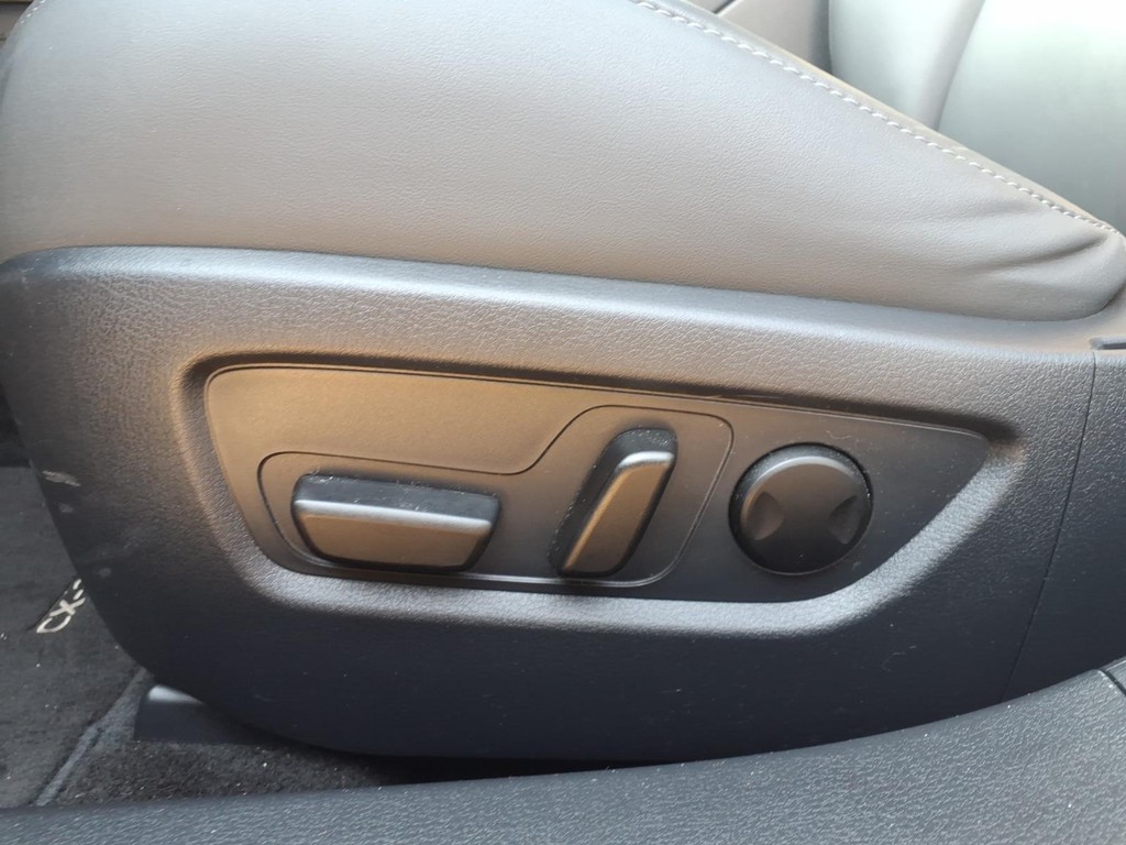 Mazda CX-30 Vehicle Full-screen Gallery Image 18