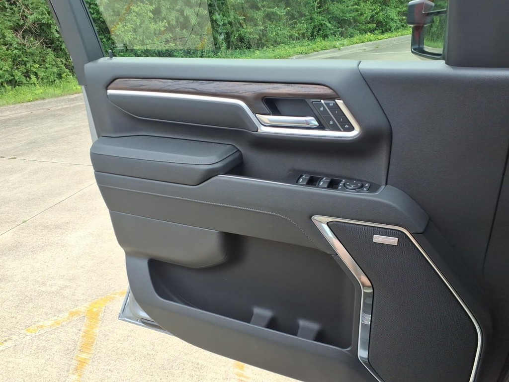GMC Sierra 2500HD Vehicle Full-screen Gallery Image 15
