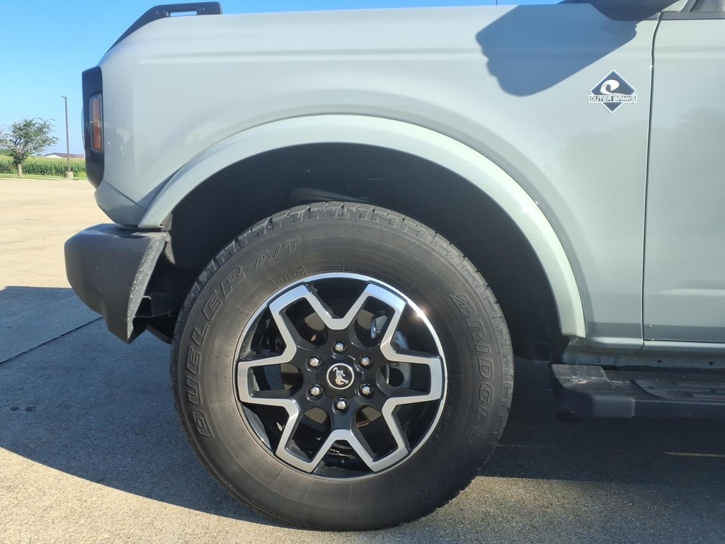Ford Bronco Vehicle Full-screen Gallery Image 04