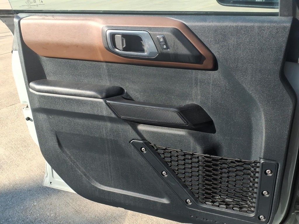 Ford Bronco Vehicle Full-screen Gallery Image 16