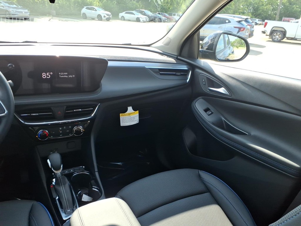 Buick Encore GX Vehicle Full-screen Gallery Image 8