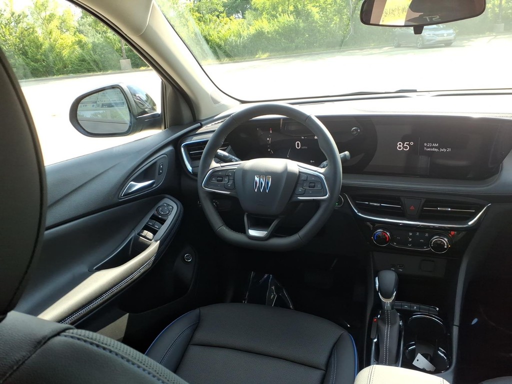 Buick Encore GX Vehicle Full-screen Gallery Image 9