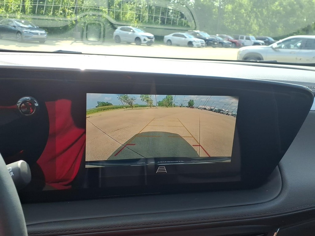 Buick Encore GX Vehicle Full-screen Gallery Image 12