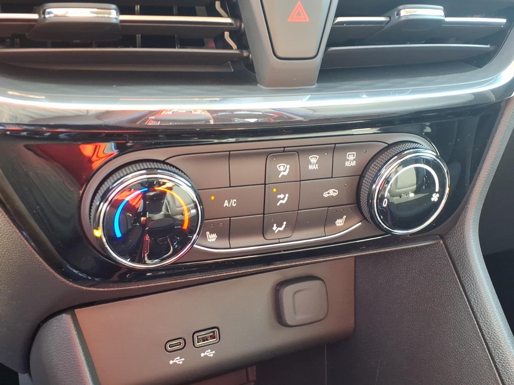 Buick Encore GX Vehicle Full-screen Gallery Image 13