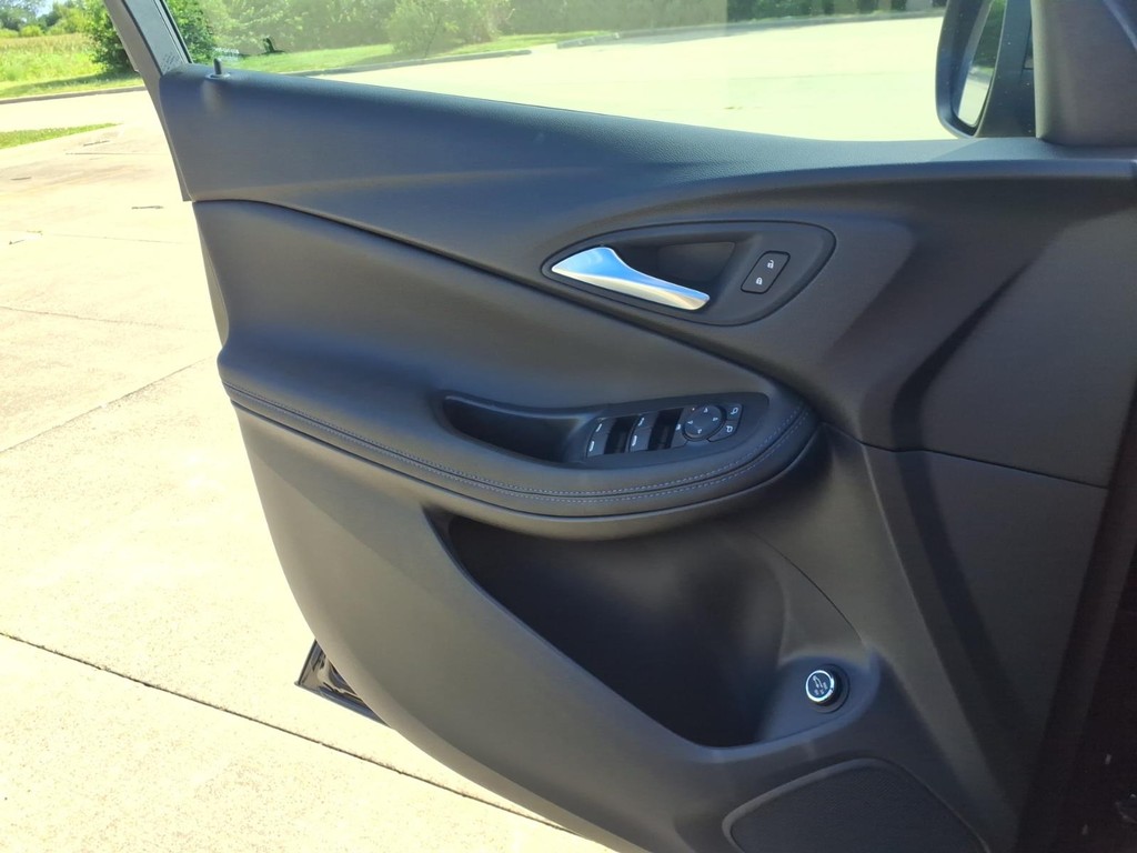 Buick Encore GX Vehicle Full-screen Gallery Image 18