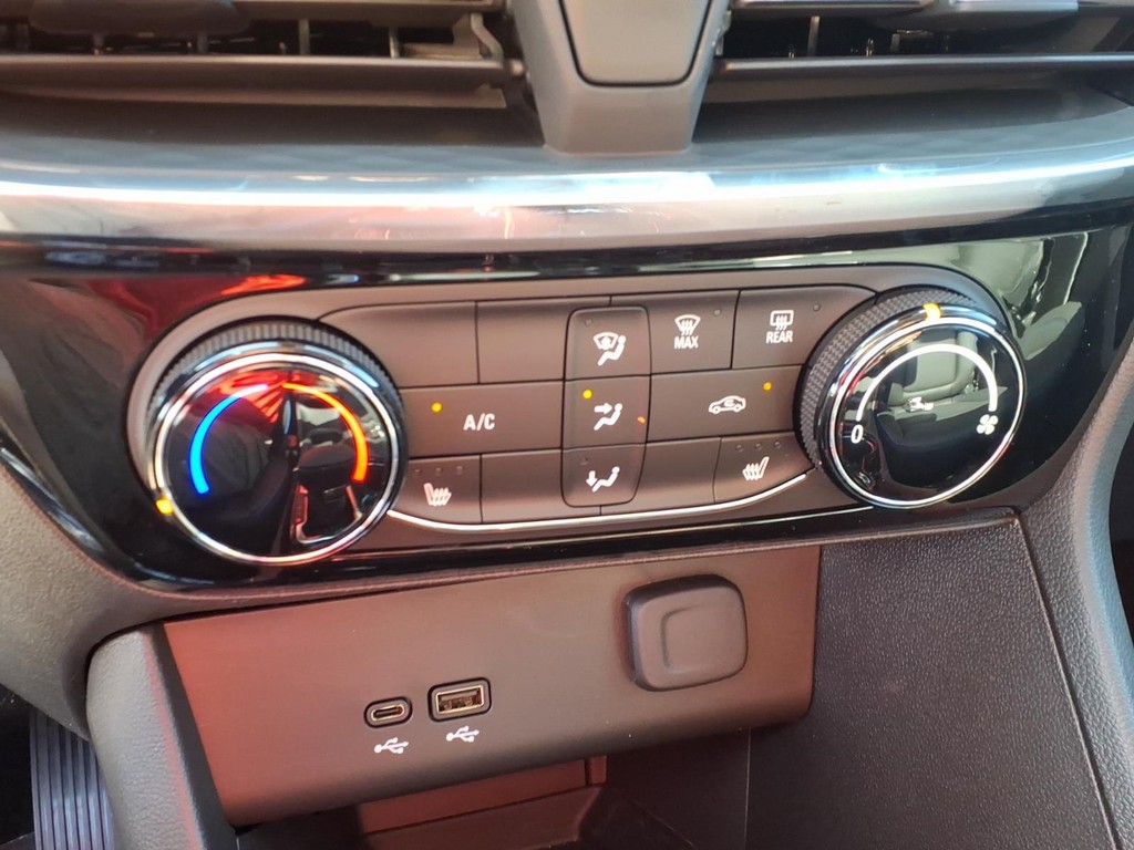 Buick Encore GX Vehicle Full-screen Gallery Image 12