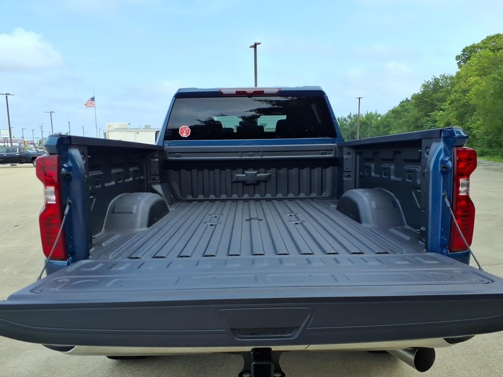 Chevrolet Silverado 2500HD Vehicle Full-screen Gallery Image 5
