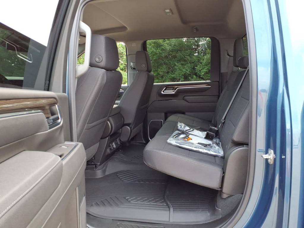 Chevrolet Silverado 2500HD Vehicle Full-screen Gallery Image 6