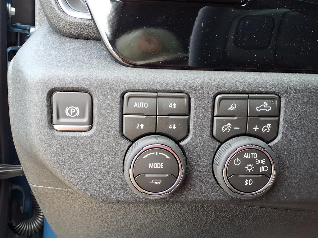Chevrolet Silverado 2500HD Vehicle Full-screen Gallery Image 18