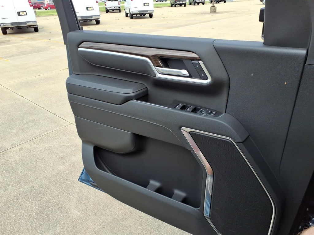 Chevrolet Silverado 2500HD Vehicle Full-screen Gallery Image 19