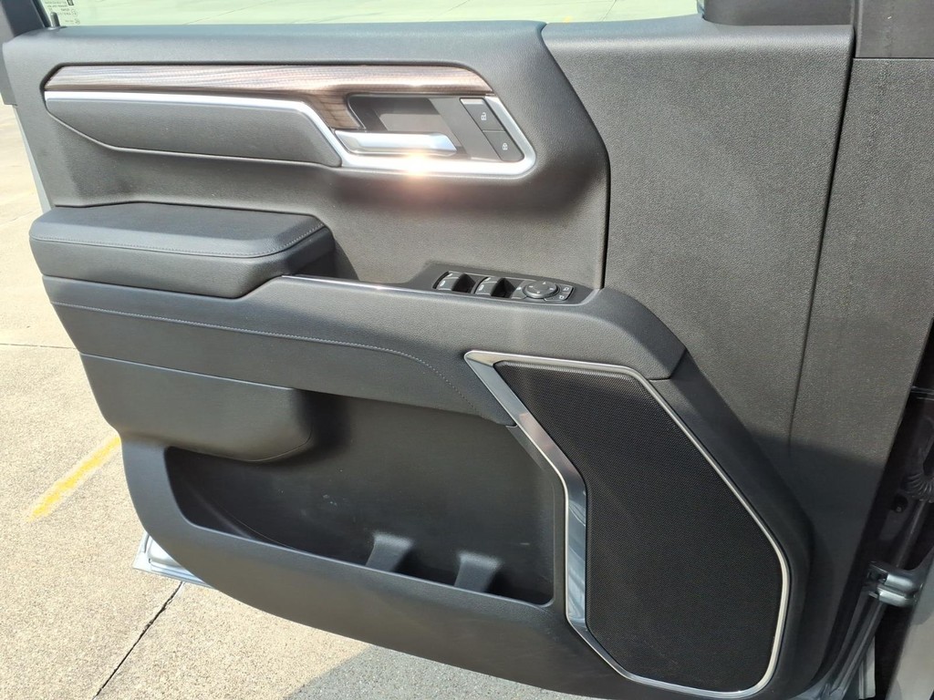 Chevrolet Silverado 1500 Vehicle Full-screen Gallery Image 16