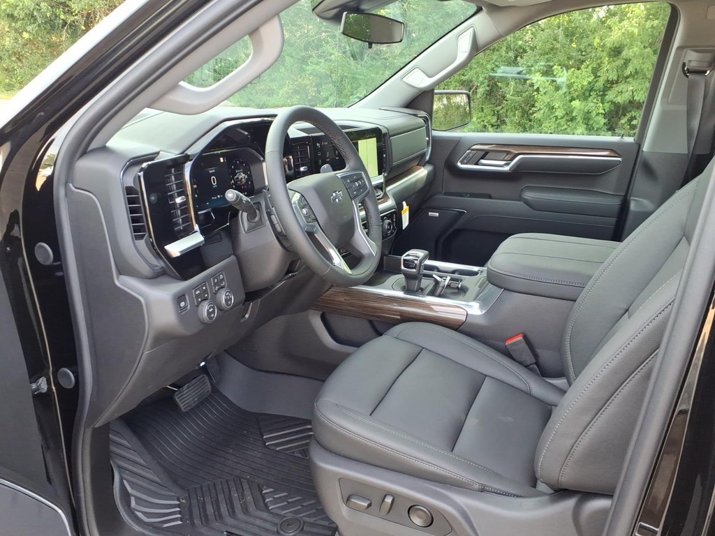 Chevrolet Silverado 1500 Vehicle Full-screen Gallery Image 12