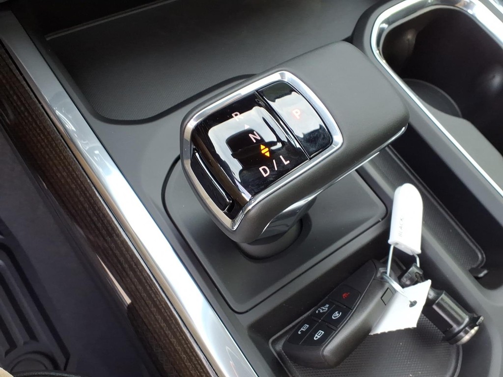Chevrolet Silverado 1500 Vehicle Full-screen Gallery Image 16