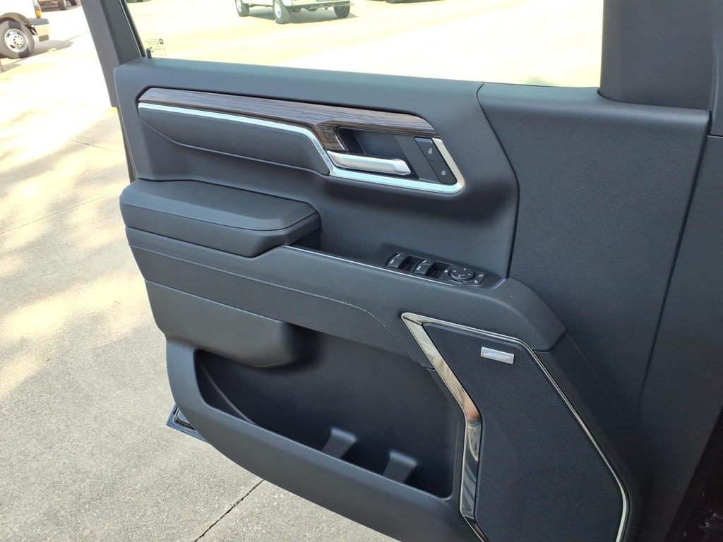 Chevrolet Silverado 1500 Vehicle Full-screen Gallery Image 21