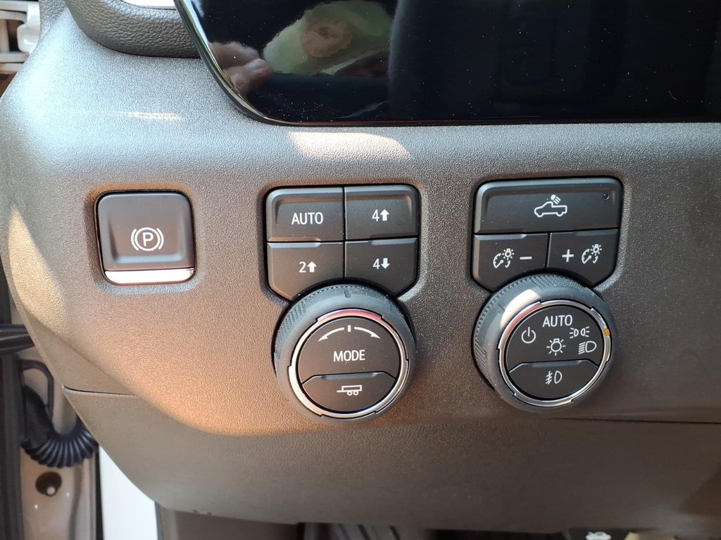 Chevrolet Silverado 1500 Vehicle Full-screen Gallery Image 18