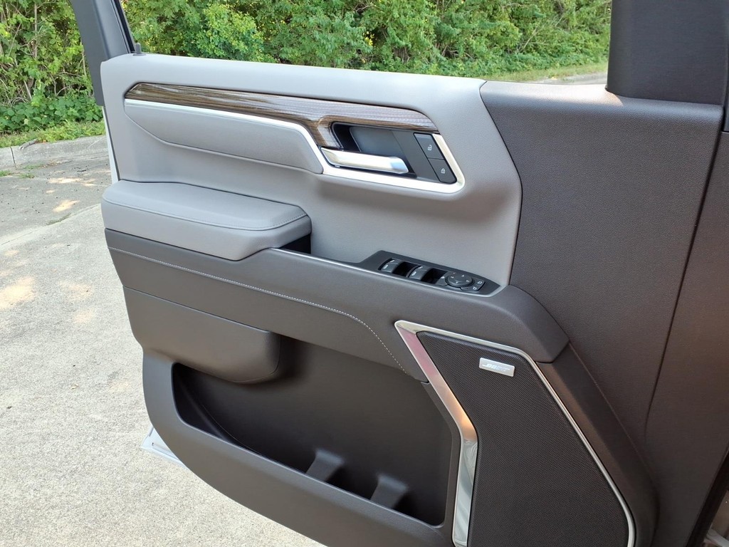 Chevrolet Silverado 1500 Vehicle Full-screen Gallery Image 19