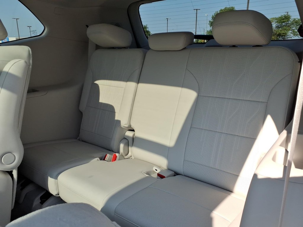 Buick Enclave Vehicle Full-screen Gallery Image 12