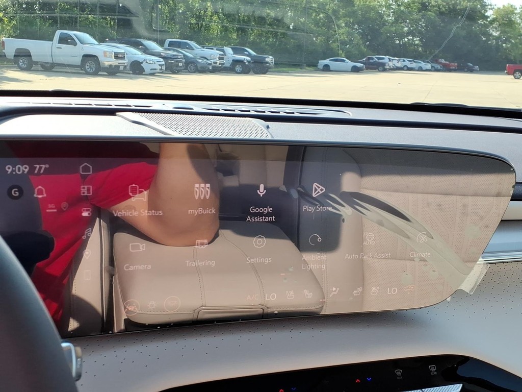 Buick Enclave Vehicle Full-screen Gallery Image 14
