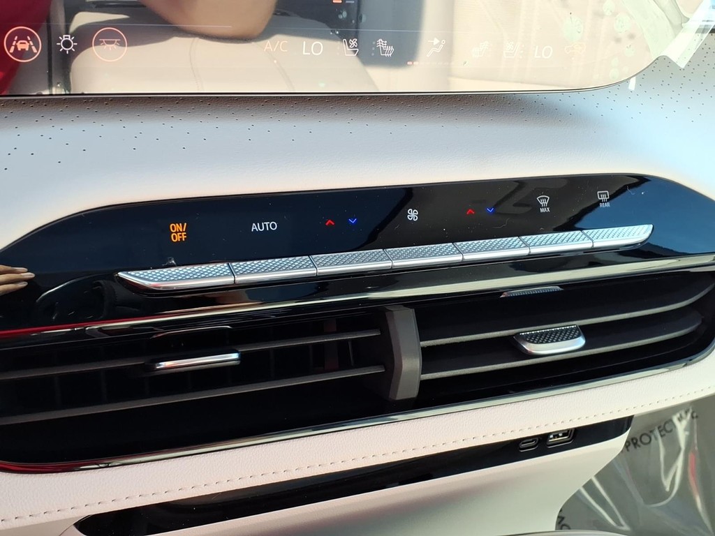 Buick Enclave Vehicle Full-screen Gallery Image 19