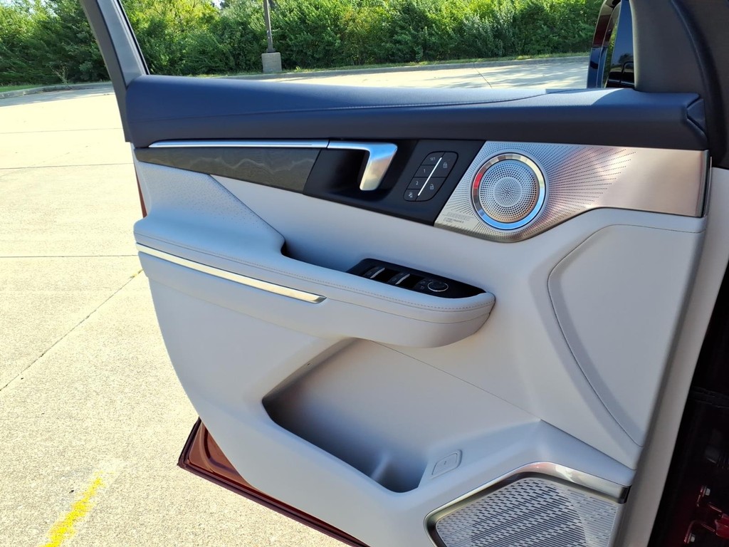 Buick Enclave Vehicle Full-screen Gallery Image 21