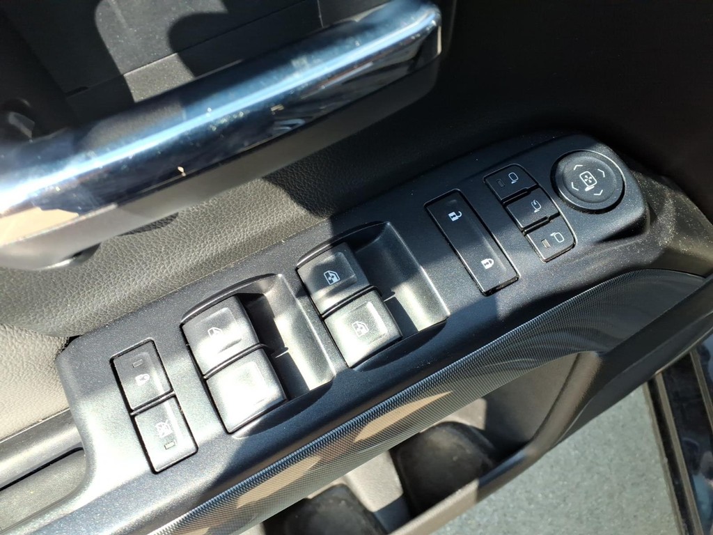 Chevrolet Silverado 1500 Vehicle Full-screen Gallery Image 16