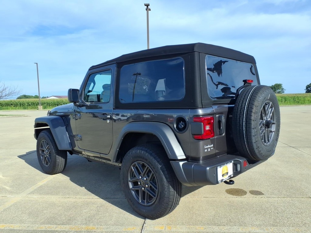 Jeep Wrangler Vehicle Full-screen Gallery Image 3