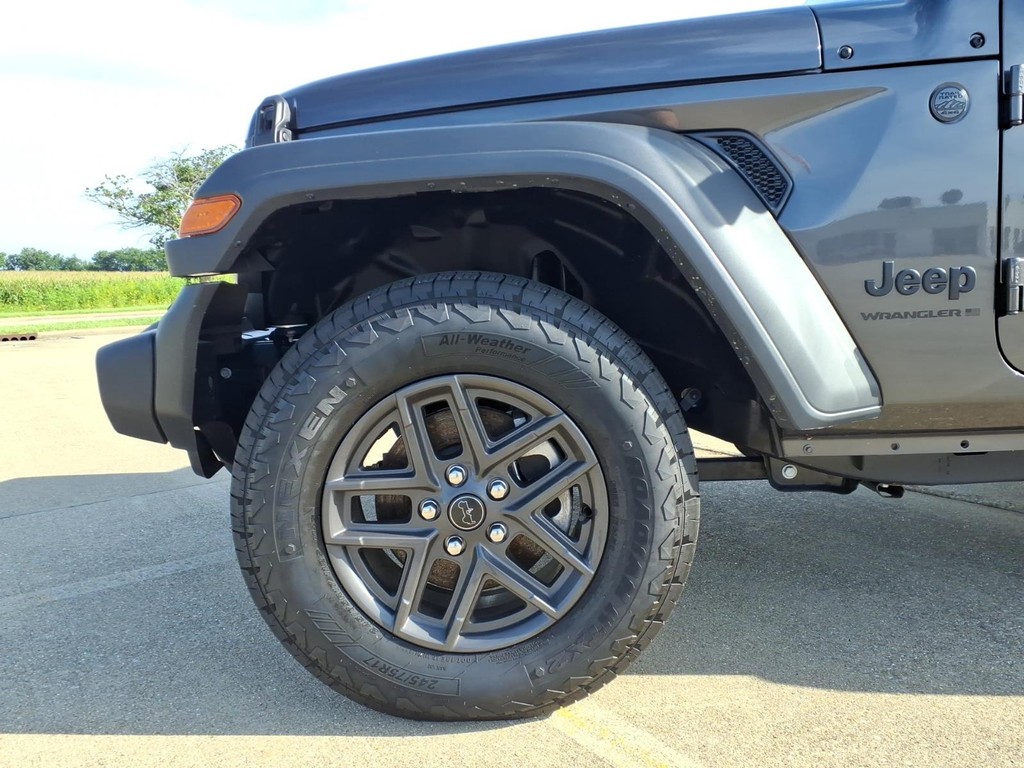 Jeep Wrangler Vehicle Full-screen Gallery Image 4