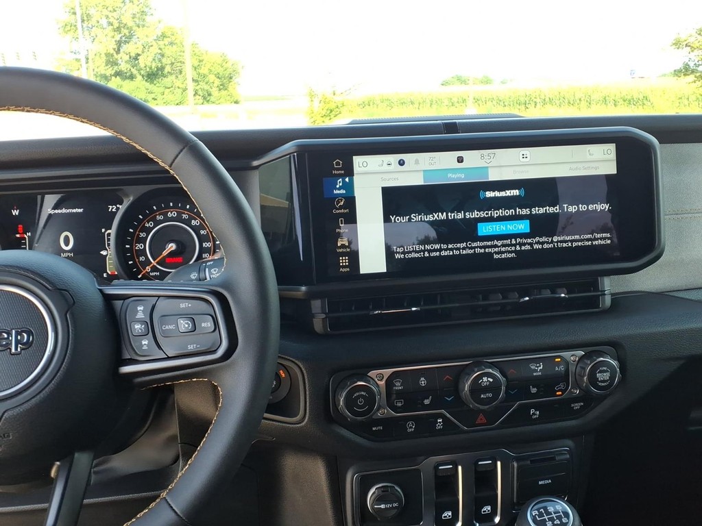 Jeep Wrangler Vehicle Full-screen Gallery Image 6
