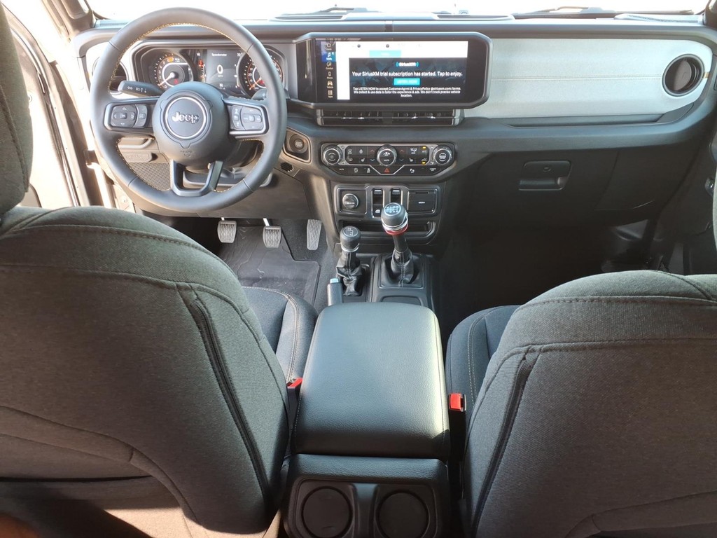 Jeep Wrangler Vehicle Full-screen Gallery Image 7