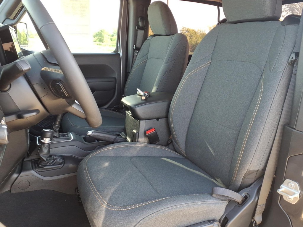 Jeep Wrangler Vehicle Full-screen Gallery Image 17