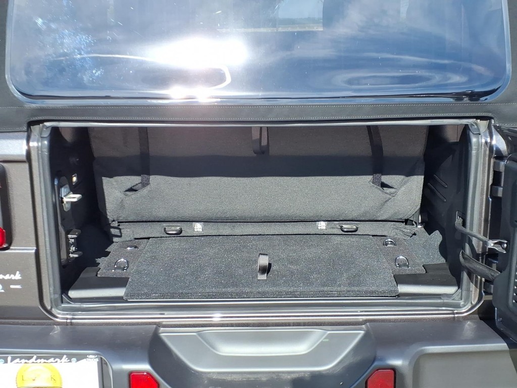 Jeep Wrangler Vehicle Full-screen Gallery Image 19
