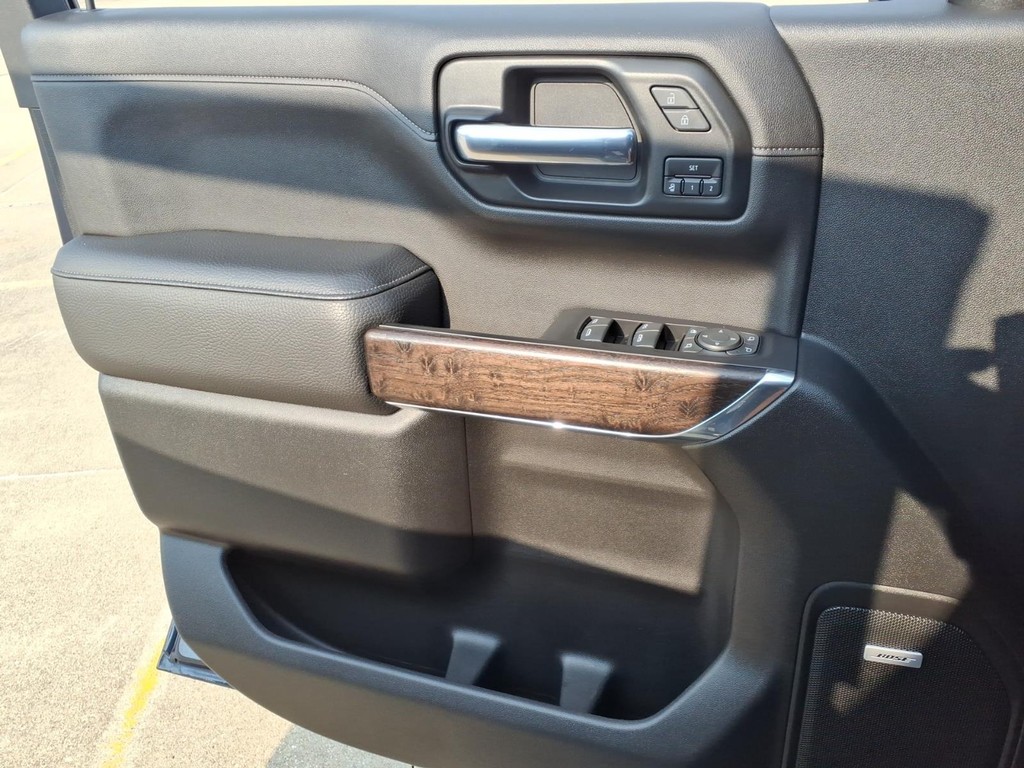 GMC Sierra 1500 Vehicle Full-screen Gallery Image 17