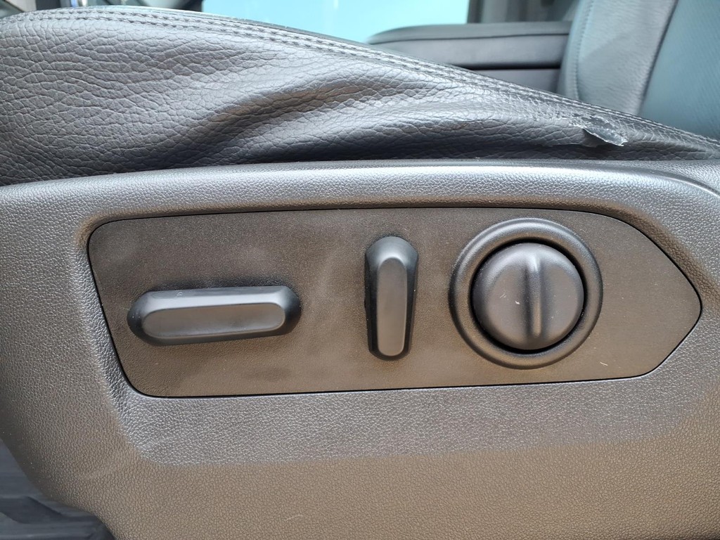 GMC Sierra 1500 Vehicle Full-screen Gallery Image 19