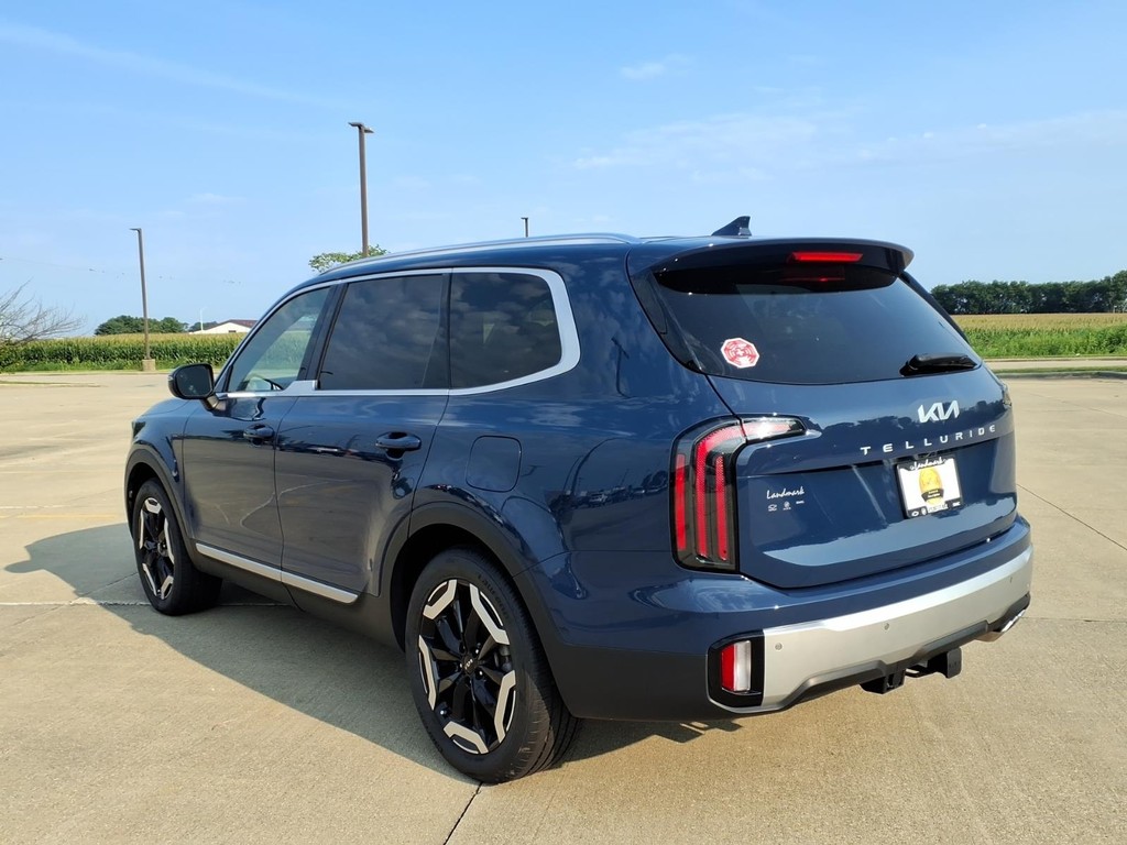 Kia Telluride Vehicle Full-screen Gallery Image 3