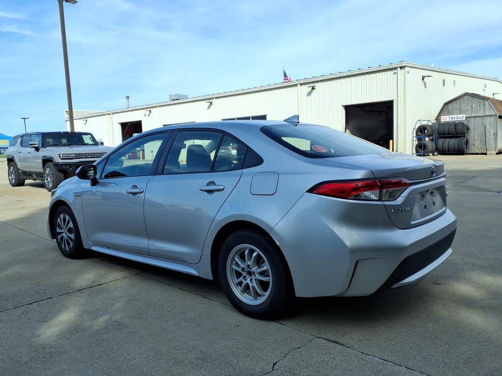 Toyota Corolla Hybrid Vehicle Full-screen Gallery Image 3
