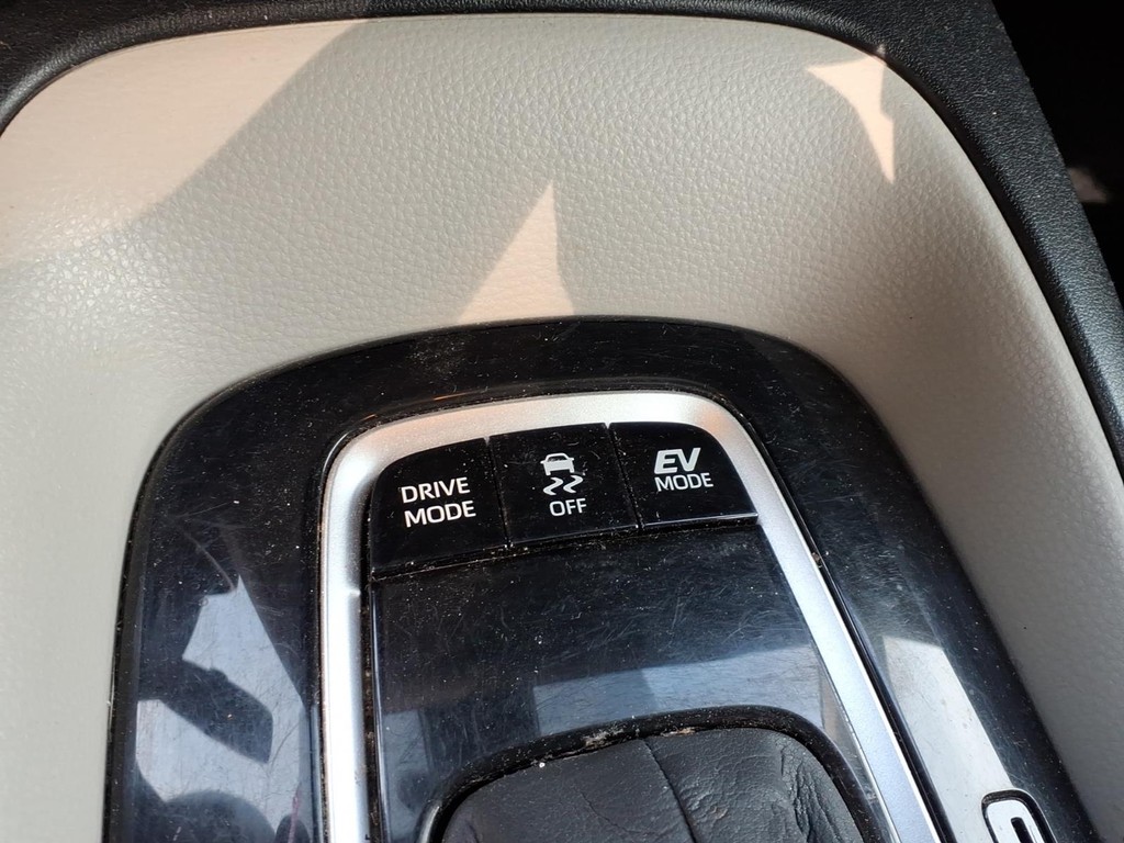 Toyota Corolla Hybrid Vehicle Full-screen Gallery Image 11