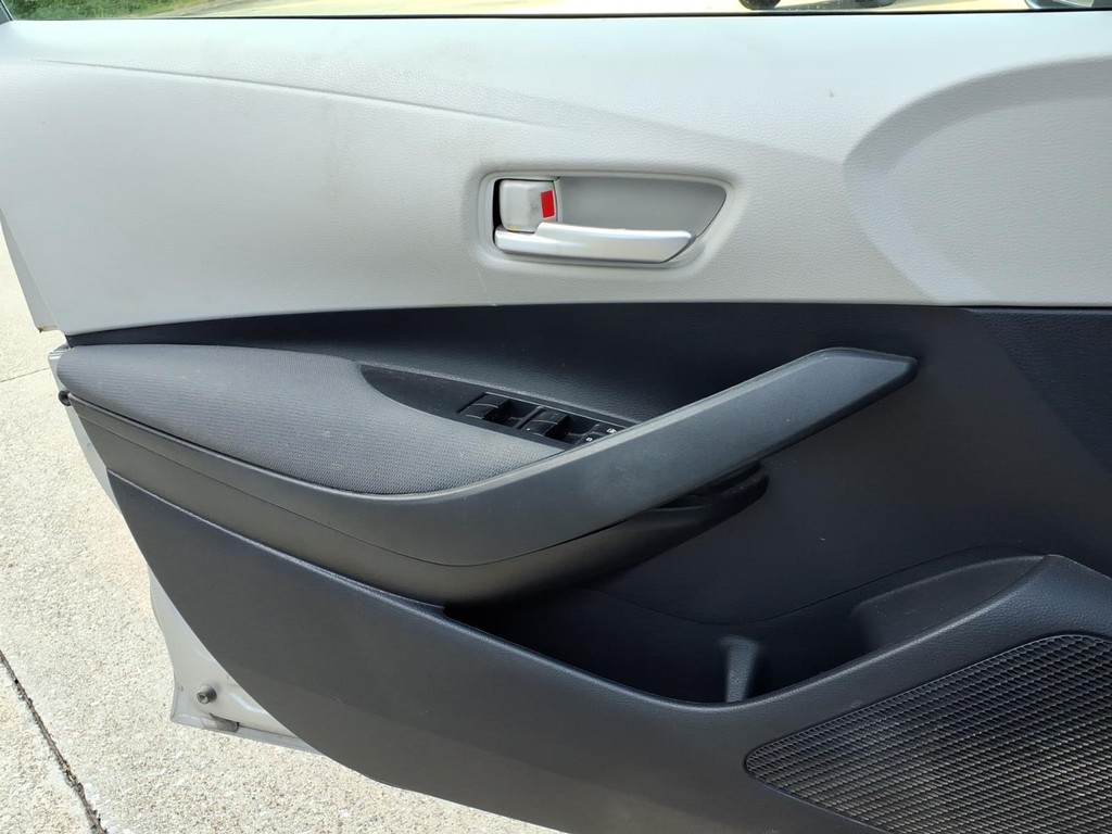 Toyota Corolla Hybrid Vehicle Full-screen Gallery Image 16