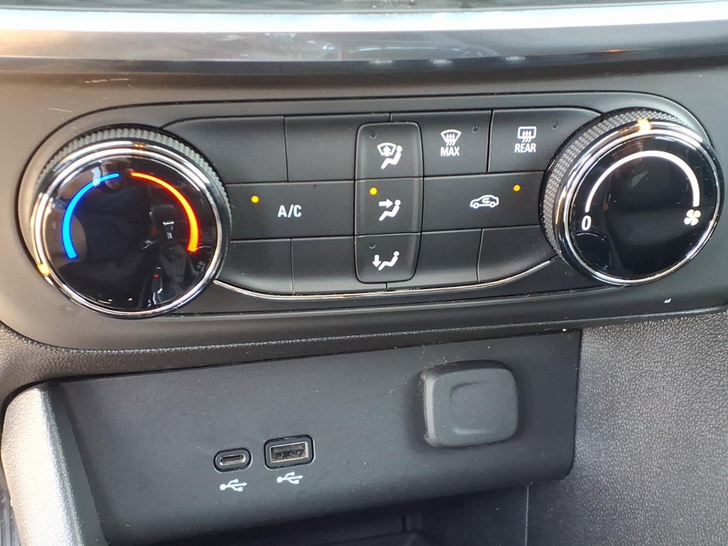 Buick Encore GX Vehicle Full-screen Gallery Image 7
