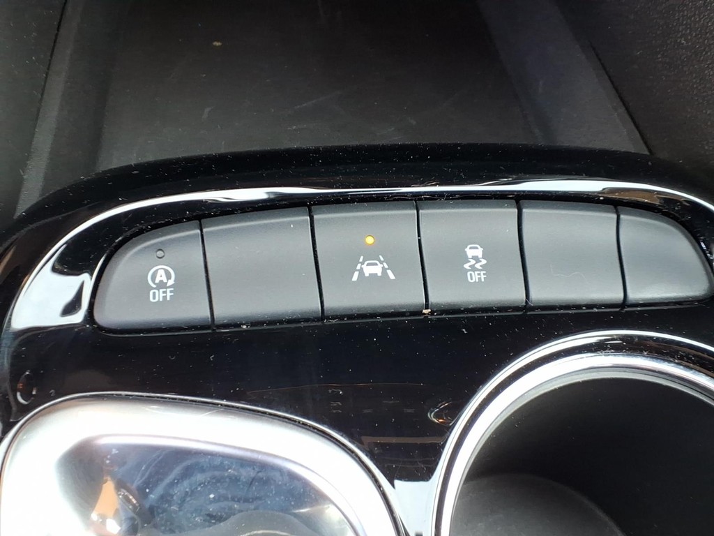 Buick Encore GX Vehicle Full-screen Gallery Image 8