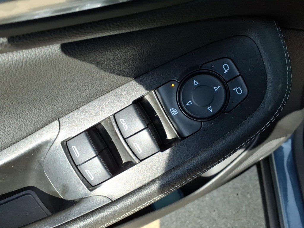 Buick Encore GX Vehicle Full-screen Gallery Image 14