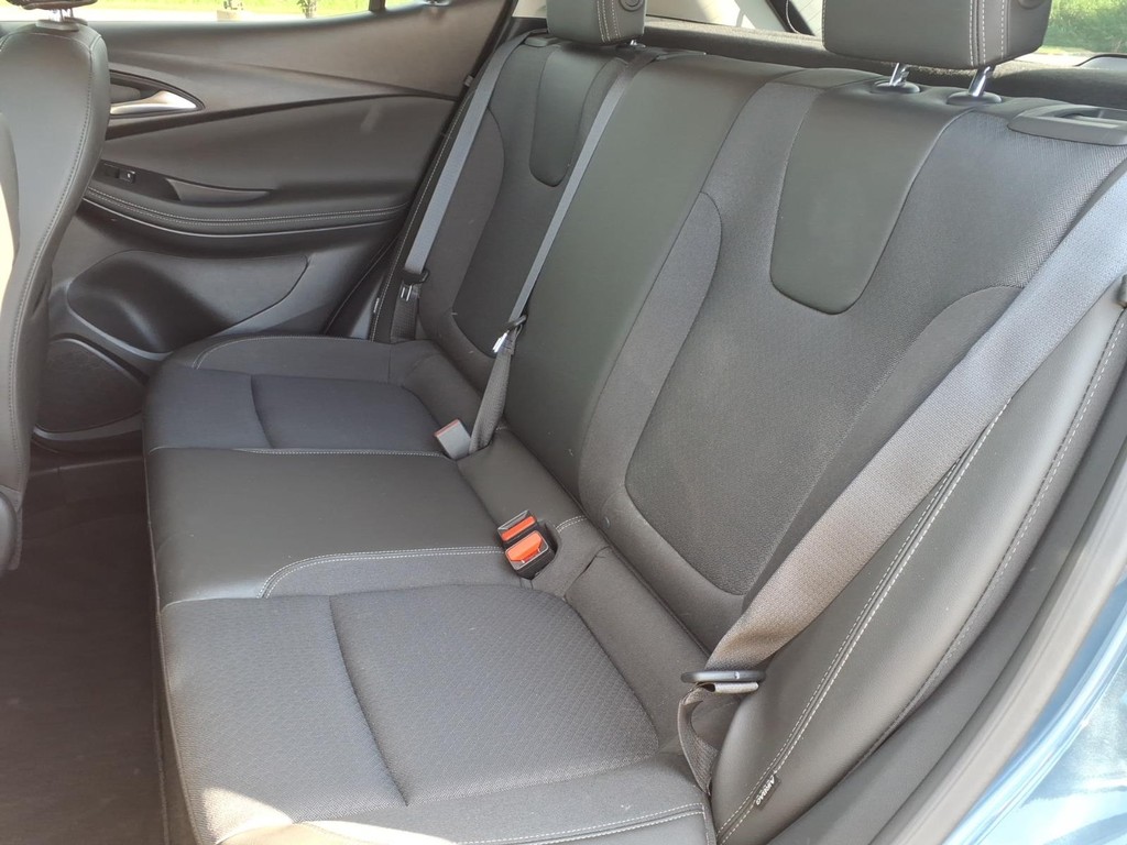 Buick Encore GX Vehicle Full-screen Gallery Image 16
